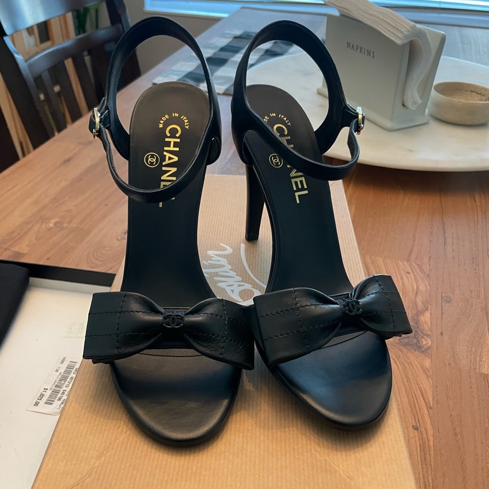 CHANEL LEATHER BOW HEELS 2022 size 37.5